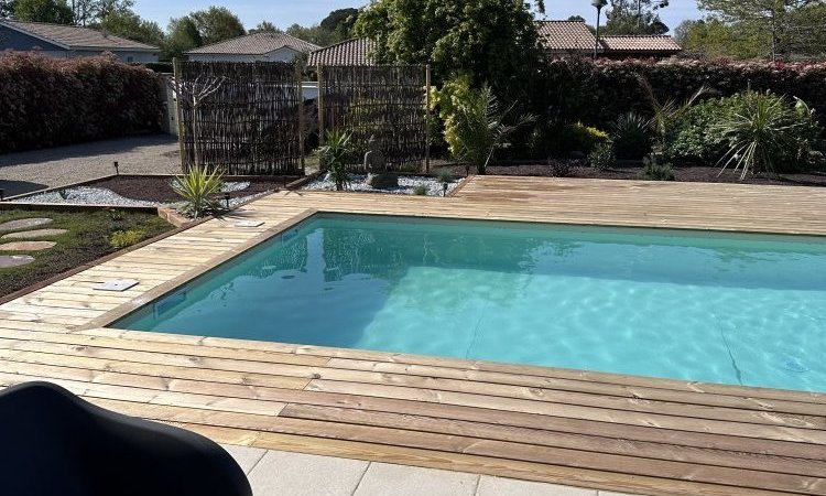 Piscine 9 x 4 fond plat avec echelle 